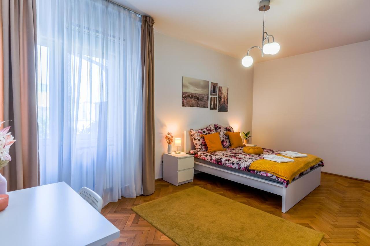 Ultracentral Golden Gatehouse 3 Bdrm บูคาเรสต์ ภายนอก รูปภาพ