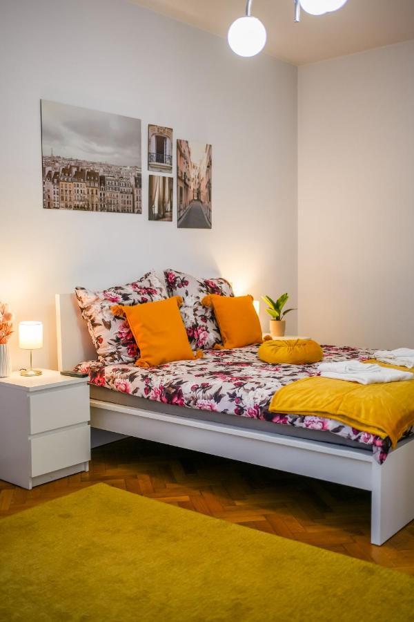 Ultracentral Golden Gatehouse 3 Bdrm บูคาเรสต์ ภายนอก รูปภาพ