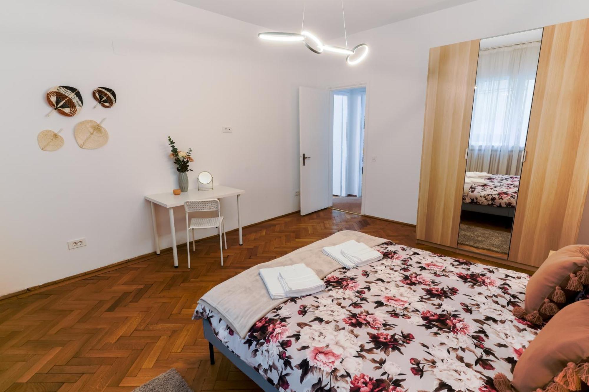 Ultracentral Golden Gatehouse 3 Bdrm บูคาเรสต์ ภายนอก รูปภาพ