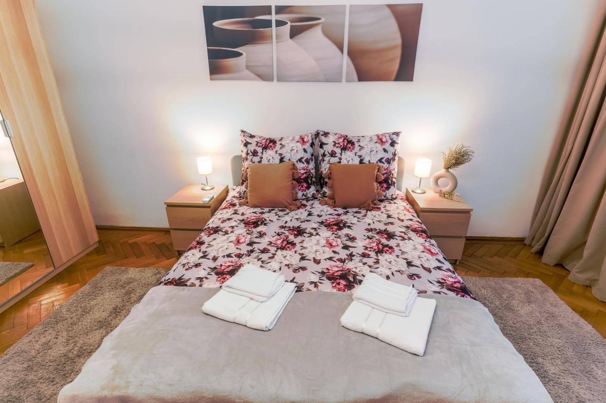 Ultracentral Golden Gatehouse 3 Bdrm บูคาเรสต์ ภายนอก รูปภาพ